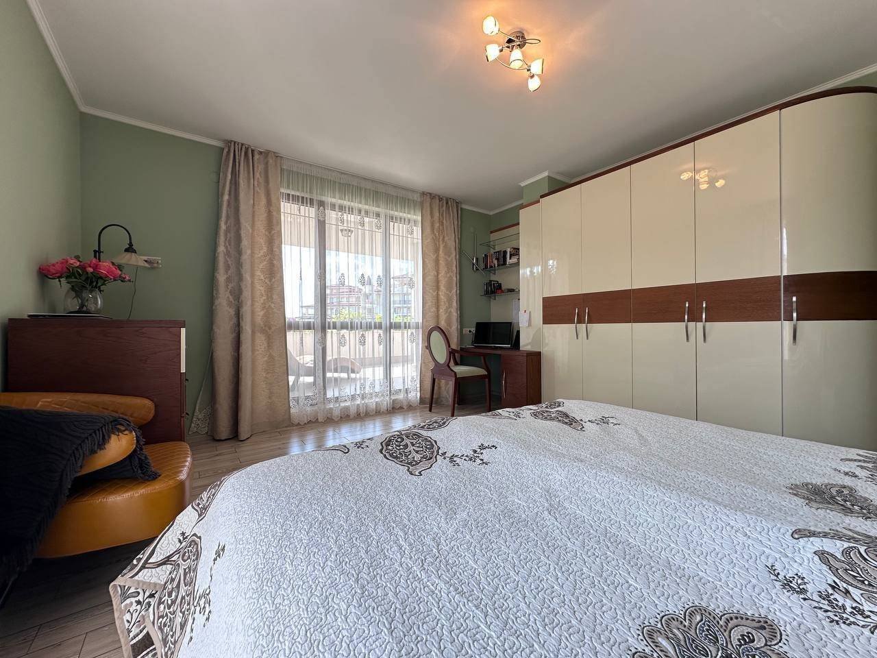 Трехкомнатная квартира в комплексе «Пойзодон», Несебр