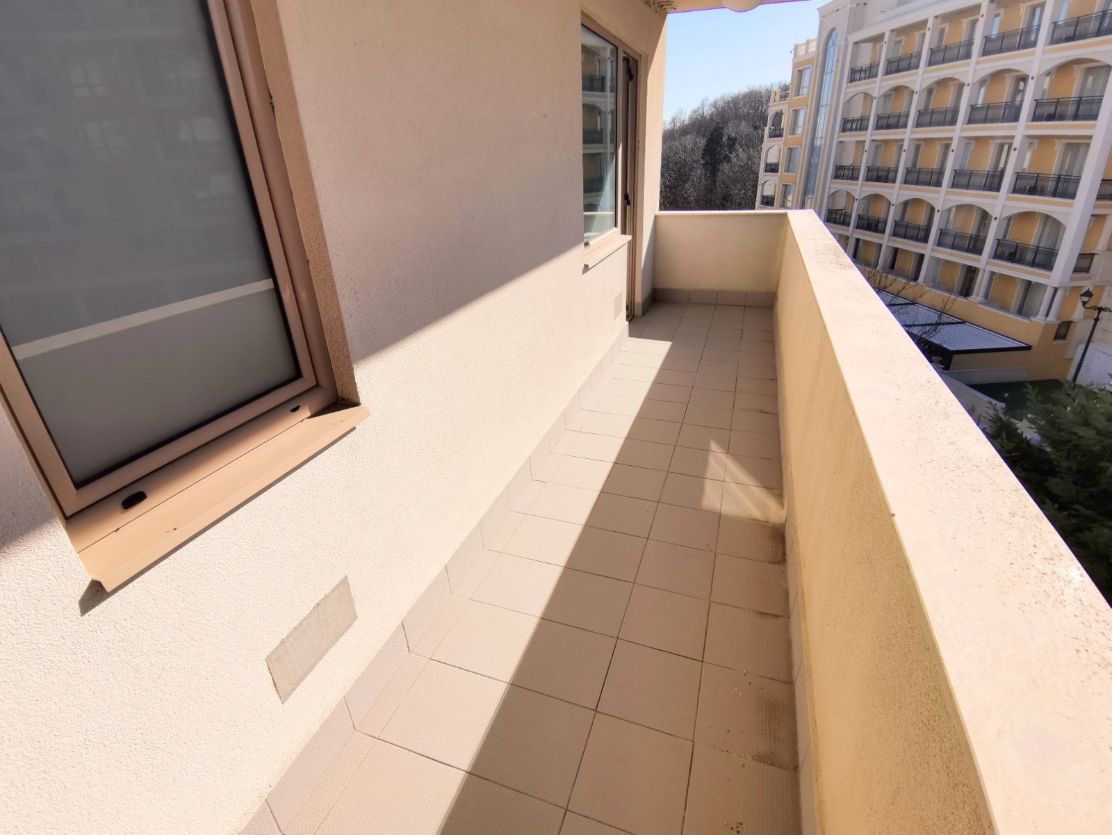 Меблированная квартира с видом на море и горы в роскошном жилом комплексе на первой линии моря в Обзоре