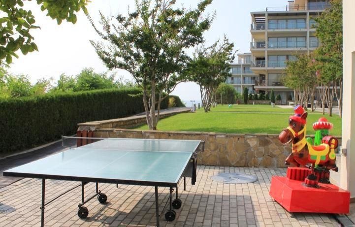 Меблированная квартира с видом на море и горы в роскошном жилом комплексе на первой линии моря в Обзоре