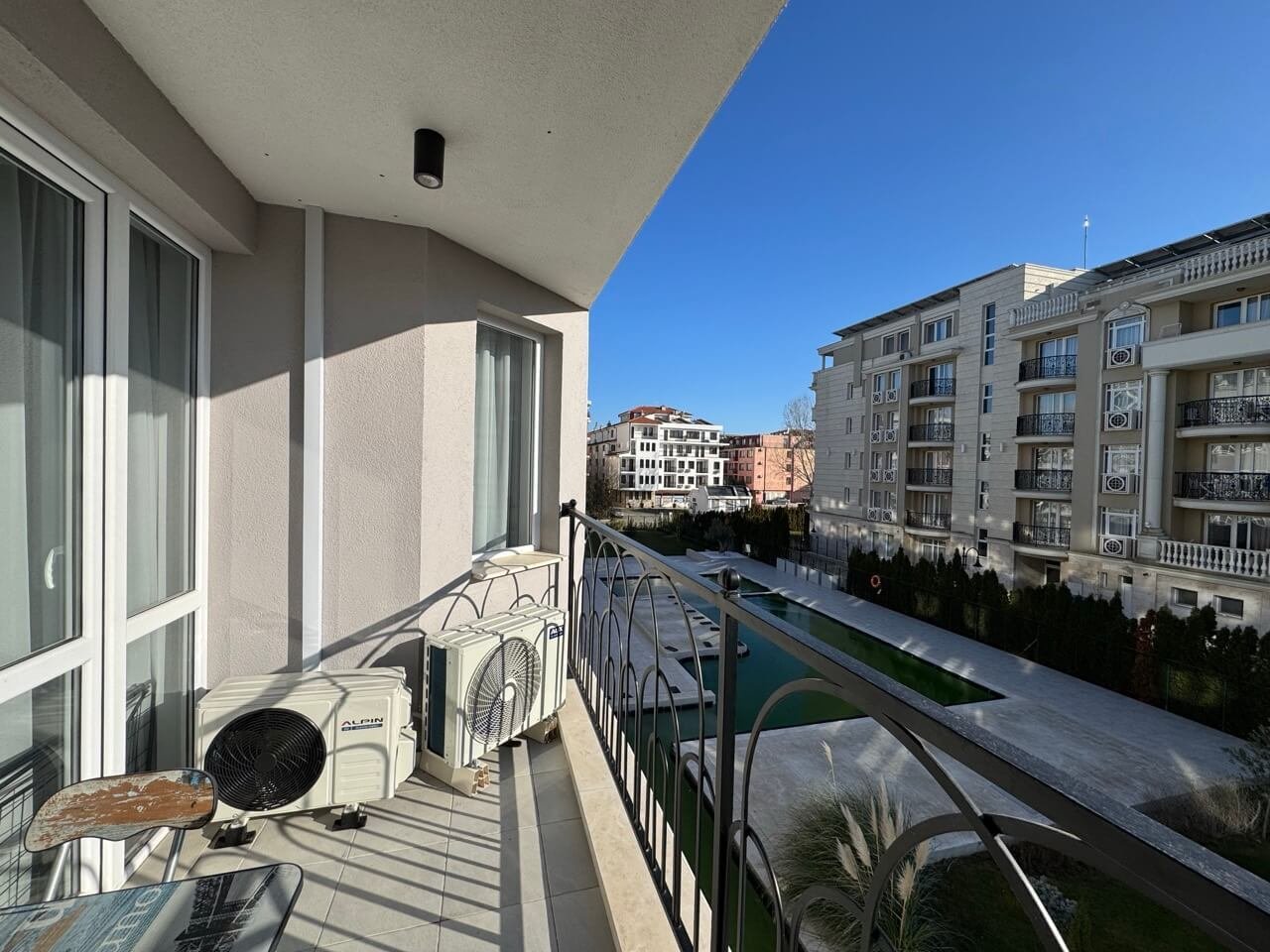 Трехкомнатная квартира с видом на бассейн в комплексе Ядоре, Солнечный берег, Болгария