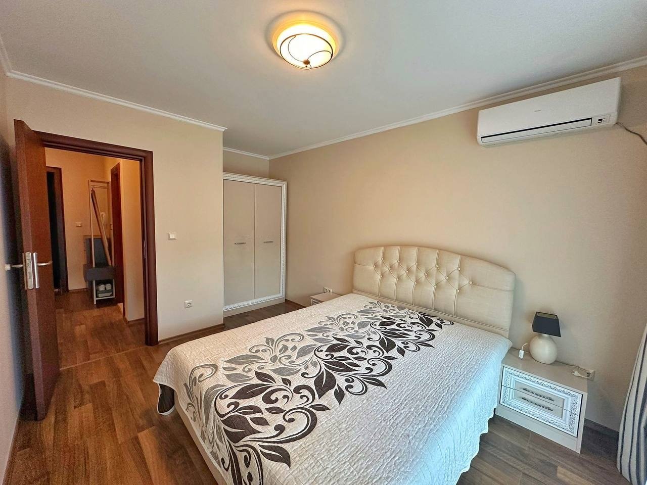 Двухкомнатная квартира с видом на бассейн на первом ряду в комплексе Rose Garden, Поморие, Болгария