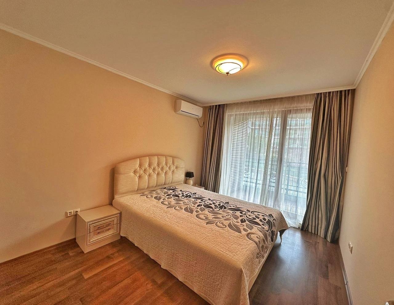 Двухкомнатная квартира с видом на бассейн на первом ряду в комплексе Rose Garden, Поморие, Болгария