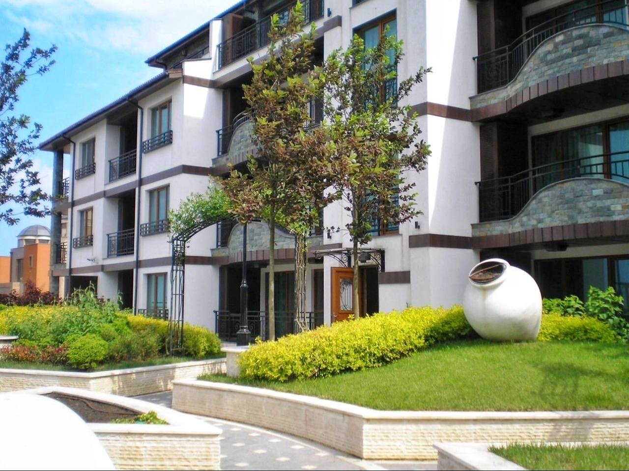 Двухкомнатная квартира с видом на бассейн на первом ряду в комплексе Rose Garden, Поморие, Болгария