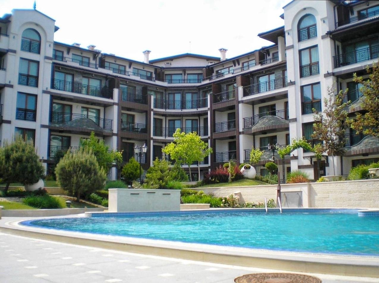 Двухкомнатная квартира с видом на бассейн на первом ряду в комплексе Rose Garden, Поморие, Болгария